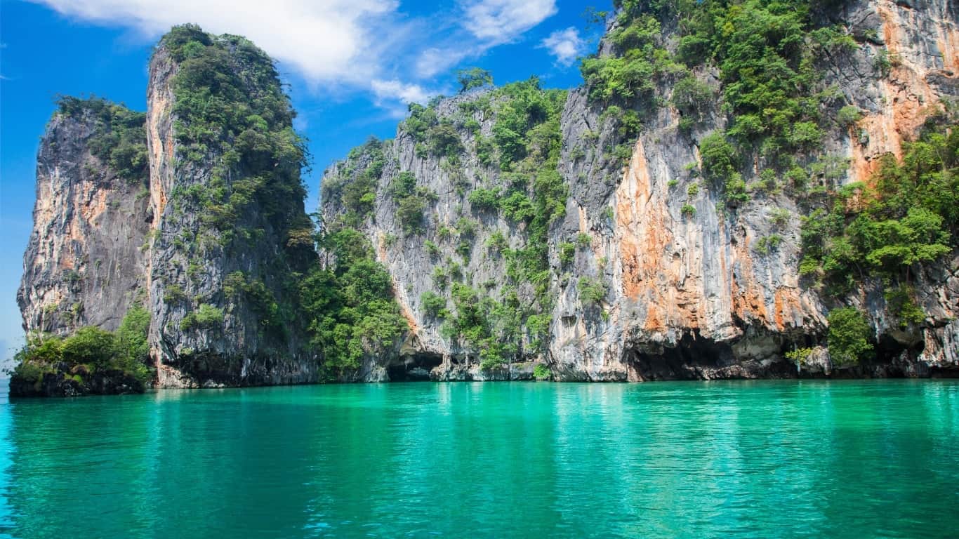 Exceptional sights and breathtaking views all around the phi phi islands