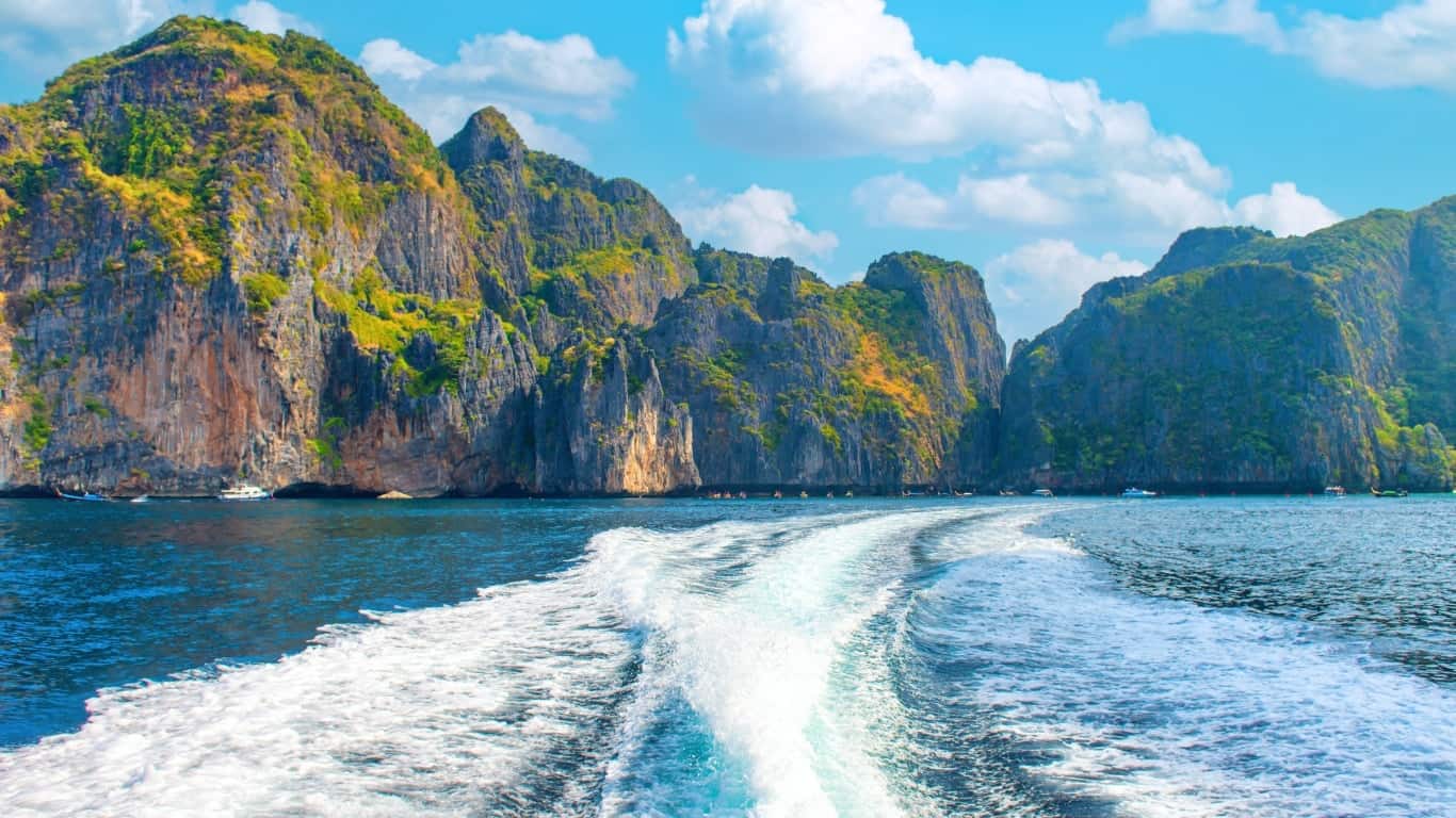 Private speedboat tour phuket to phi phi return with fun seekers