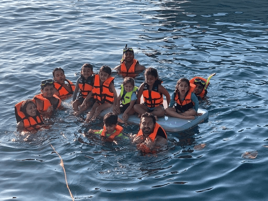 Phuket-to-phi-phi-speedboat-group-swimming